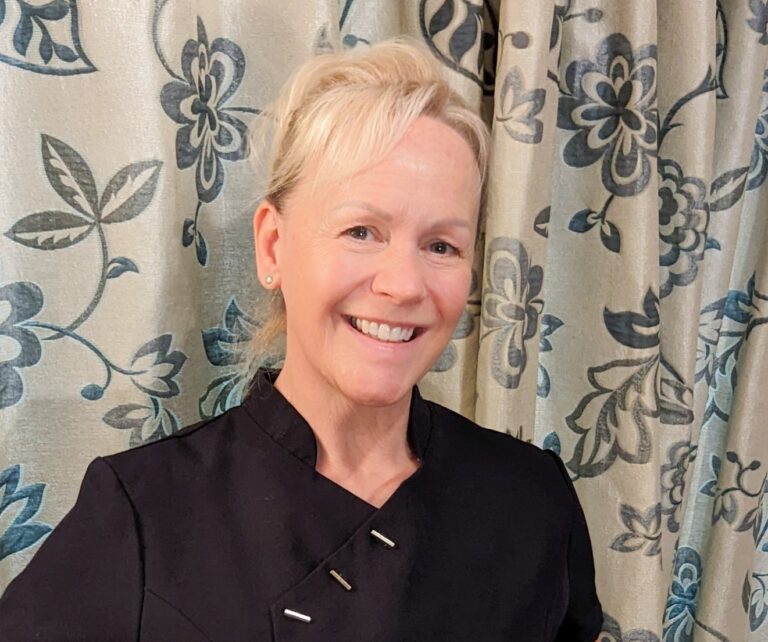 mobile massage therapist head and shoulder picture of blonde lady smiling into the camera